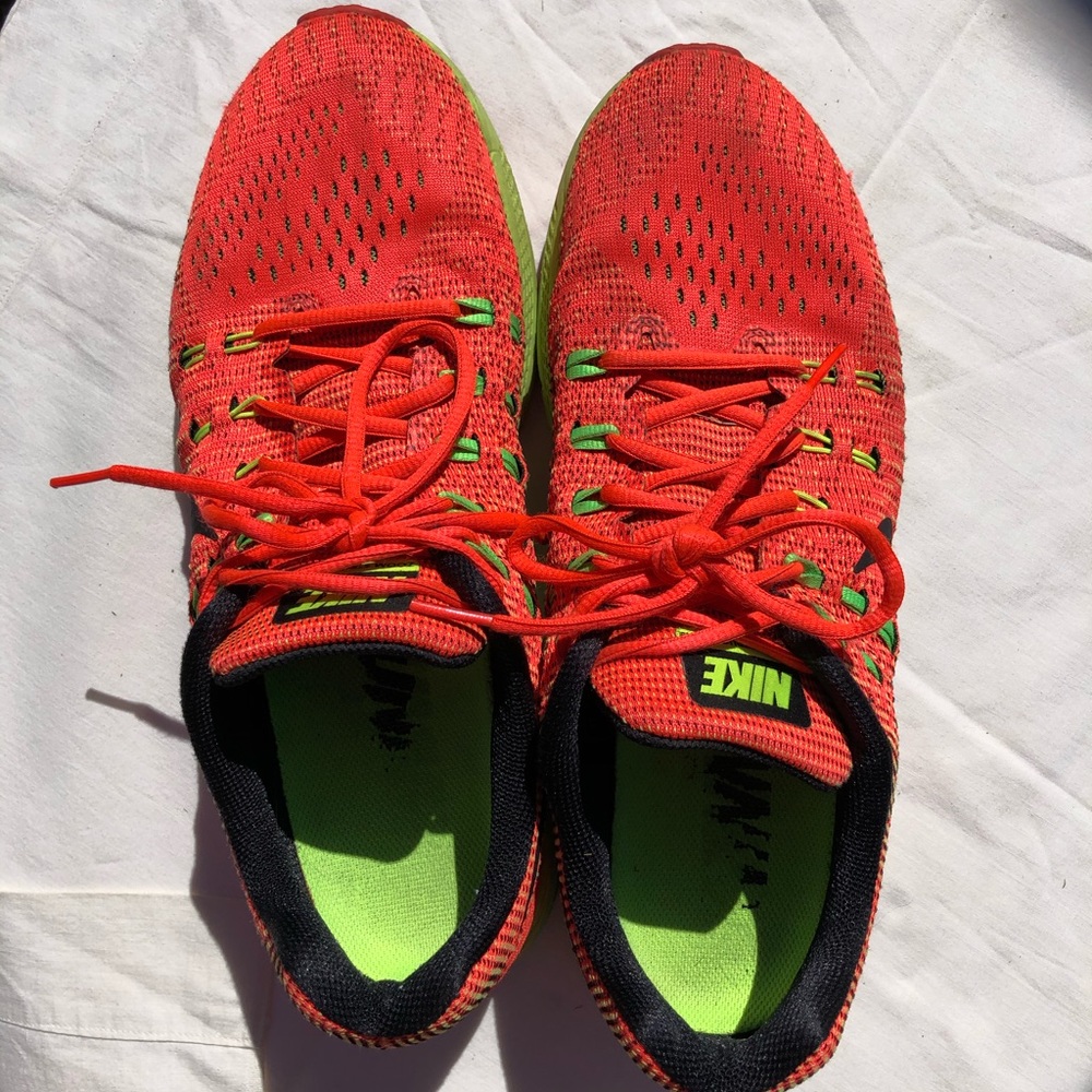 Used zoom structure athletic shoes.